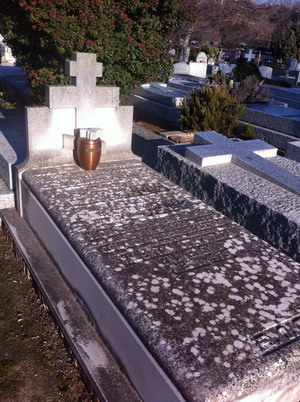 Могила русских добровольцев на кладбище Cementerio Civil в Мадриде.